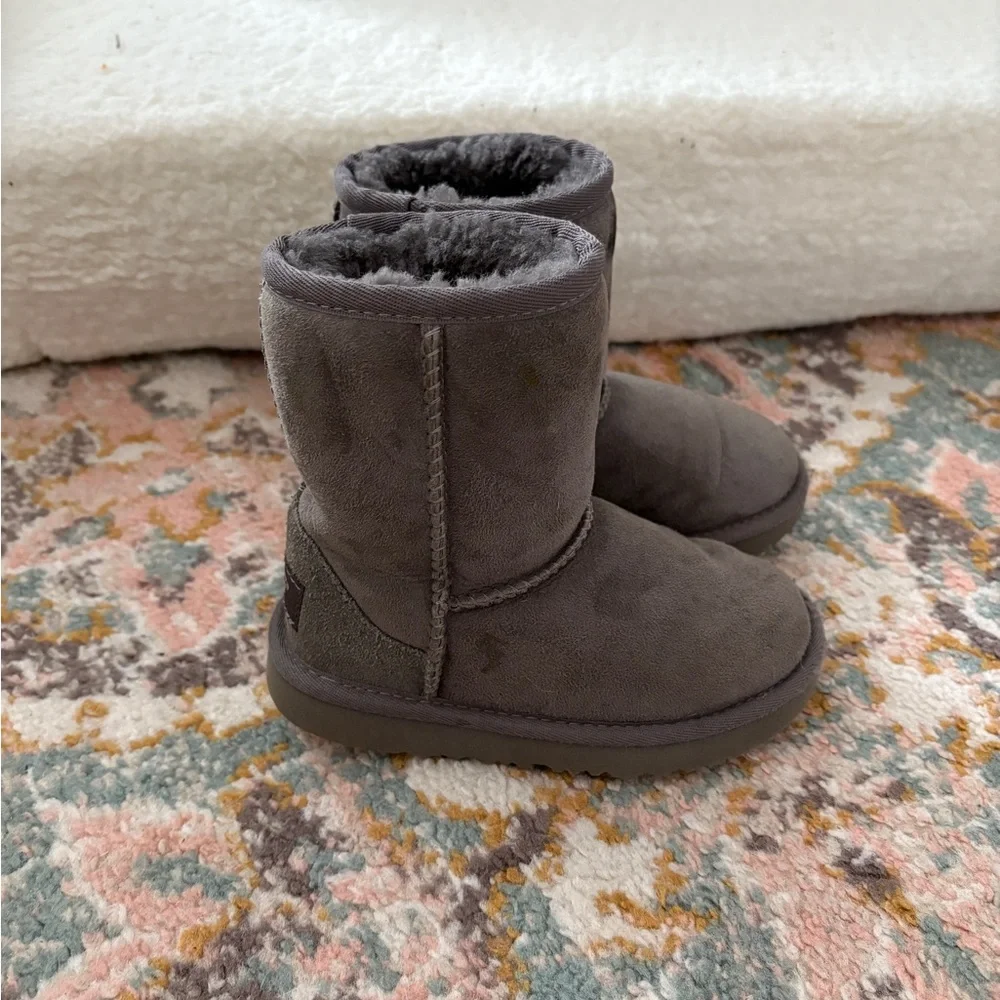 Gray Uggs size toddler 10 - Picture 2 of 5
